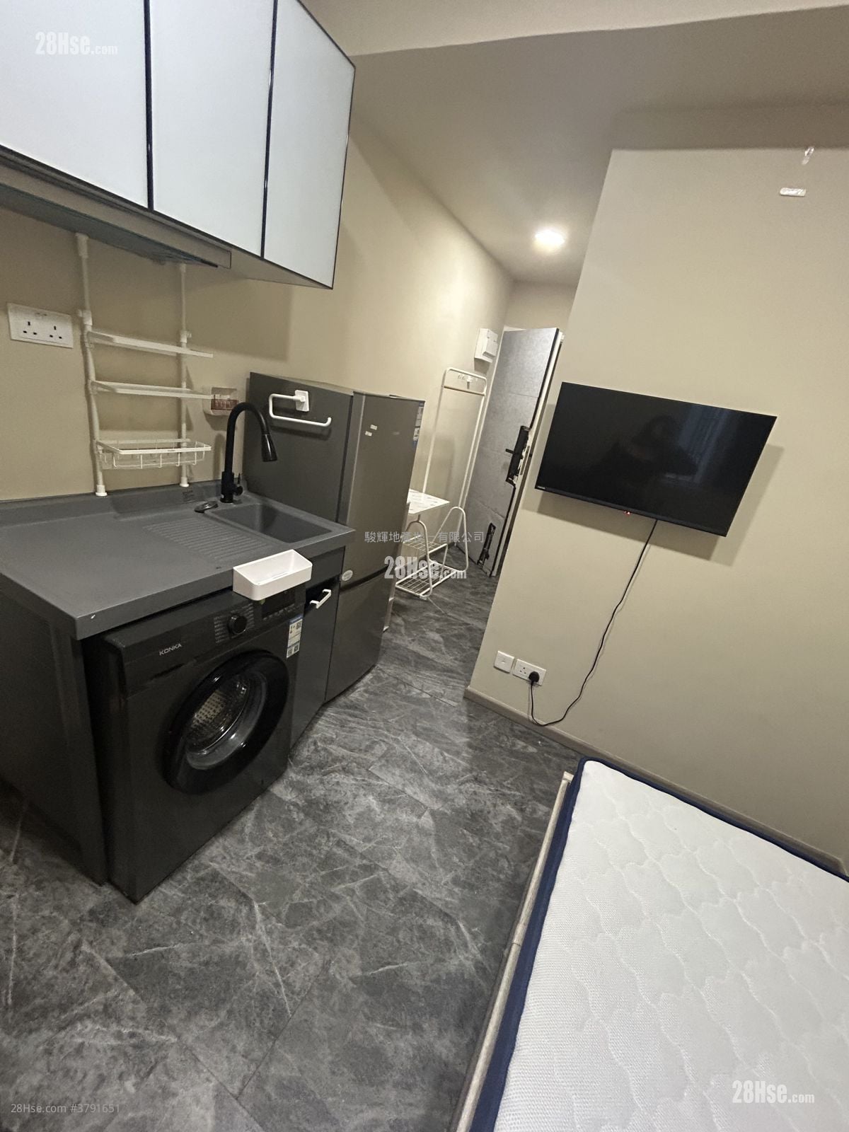 Sun Hing Building Rental Studio , 1 Bathroom 190 ft²