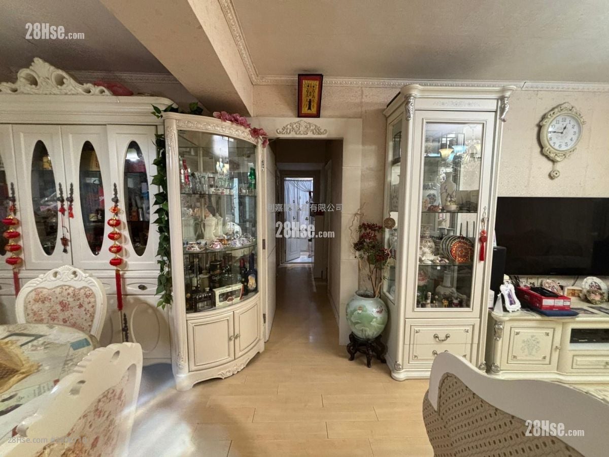 Mei Foo Sun Chuen Sell 3 Bedrooms , 2 Bathrooms 907 ft²