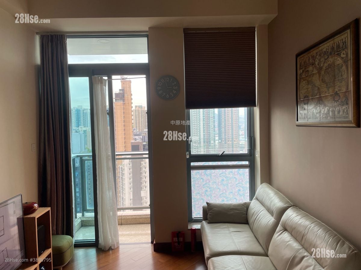 living room: Park Summit Sell 3 Bedrooms , 2 Bathrooms 654 ft²