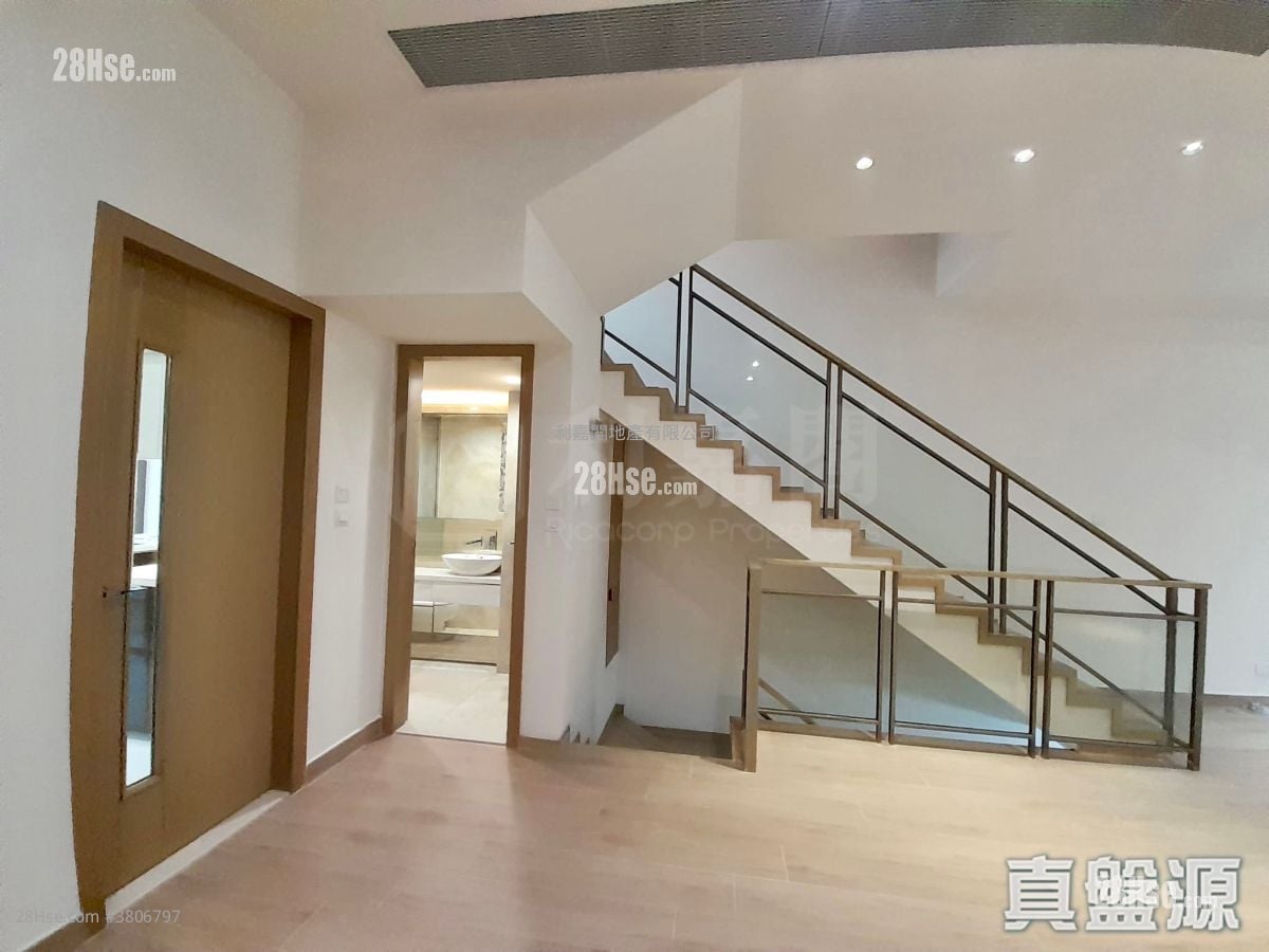 Domus Sell 3 Bedrooms 2,013 ft²