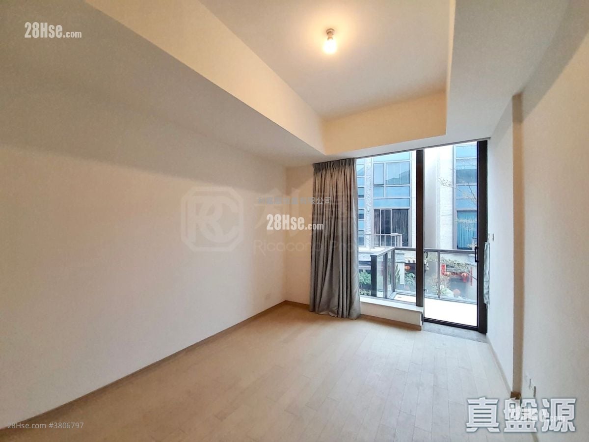 Domus Sell 3 Bedrooms 2,013 ft²