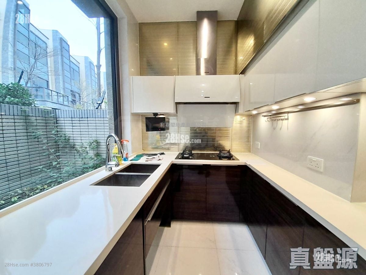 Domus Sell 3 Bedrooms 2,013 ft²