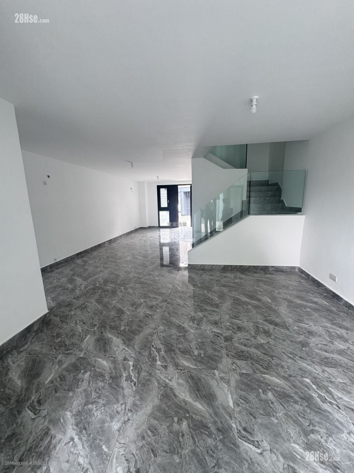 村屋 售盘 5+ 房 , 4 浴室 2,100 平方尺