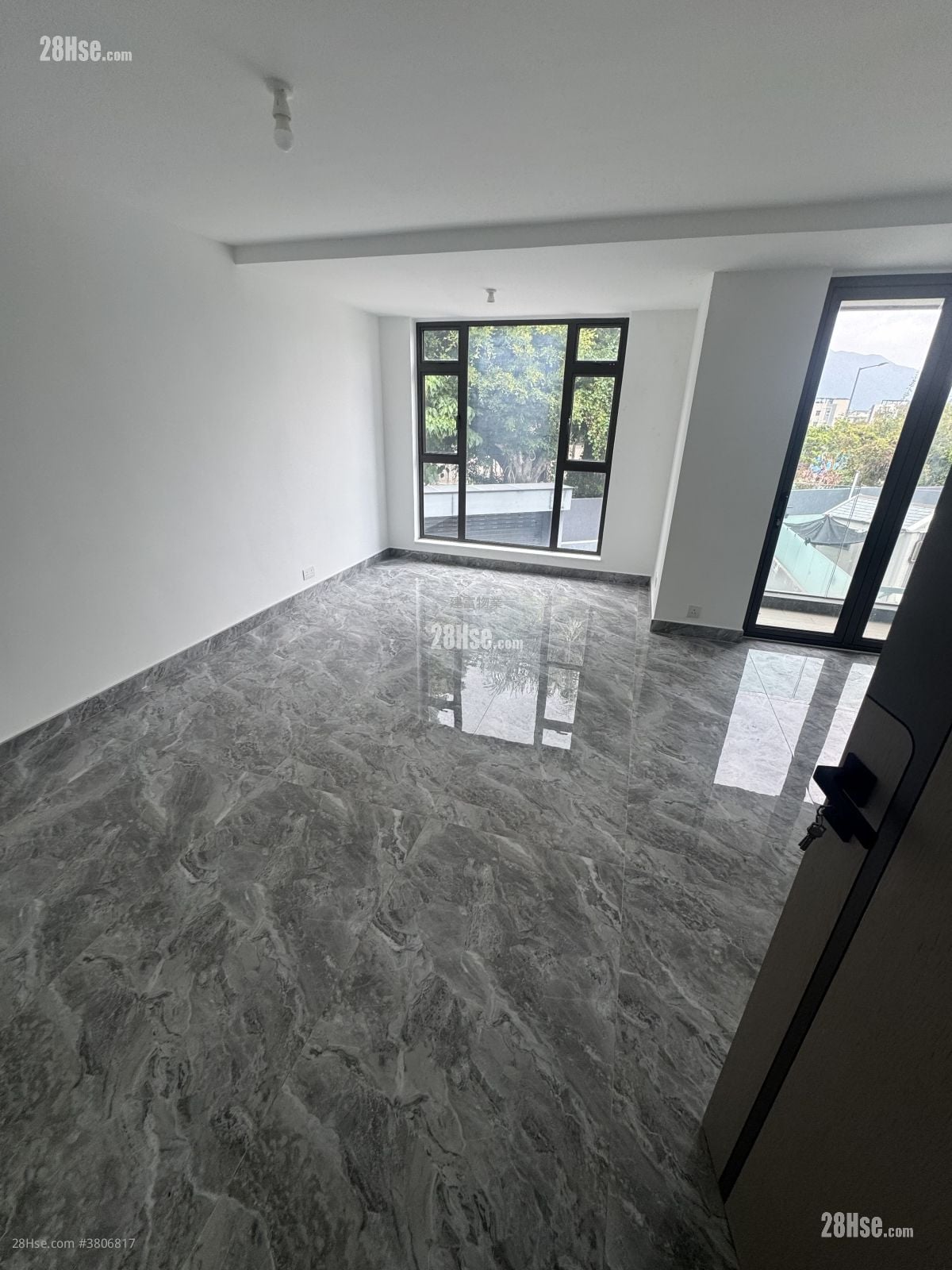 村屋 售盘 5+ 房 , 4 浴室 2,100 平方尺