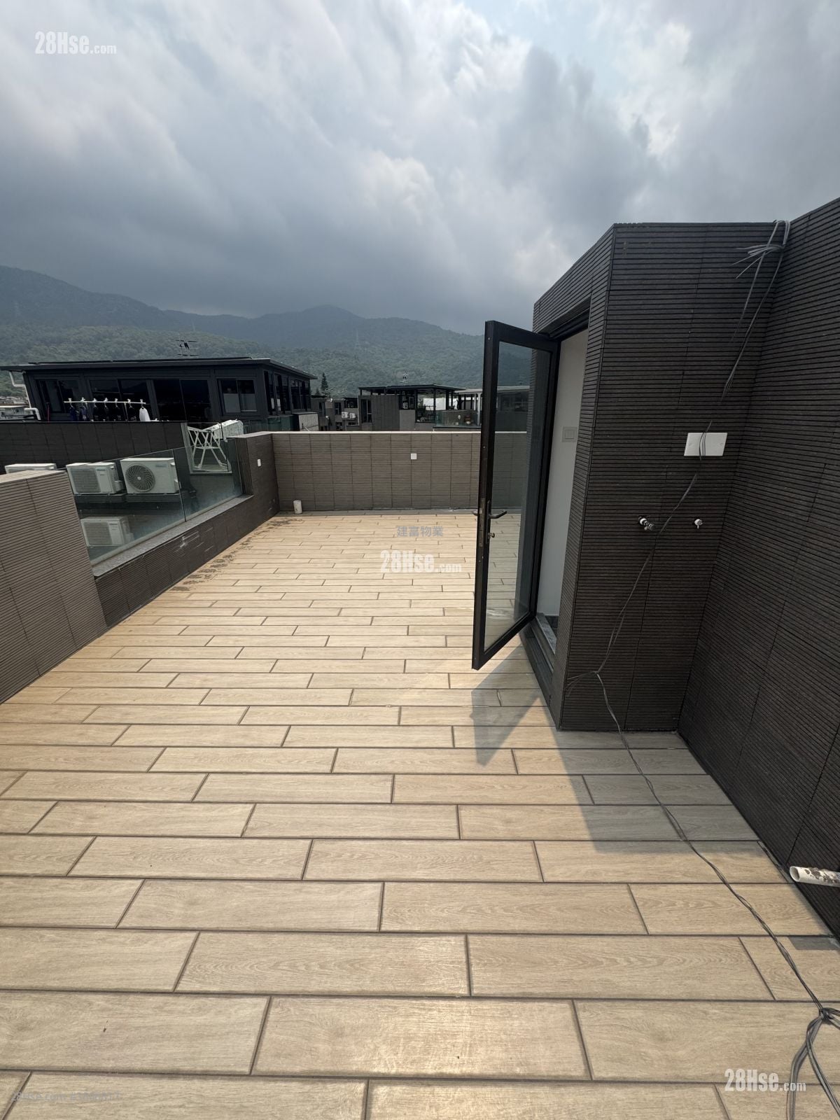 村屋 售盘 5+ 房 , 4 浴室 2,100 平方尺