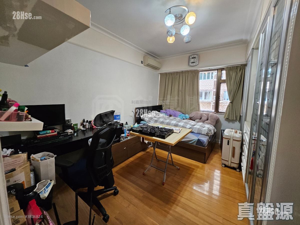 Gallant Court Sell 4 Bedrooms 1,722 ft²