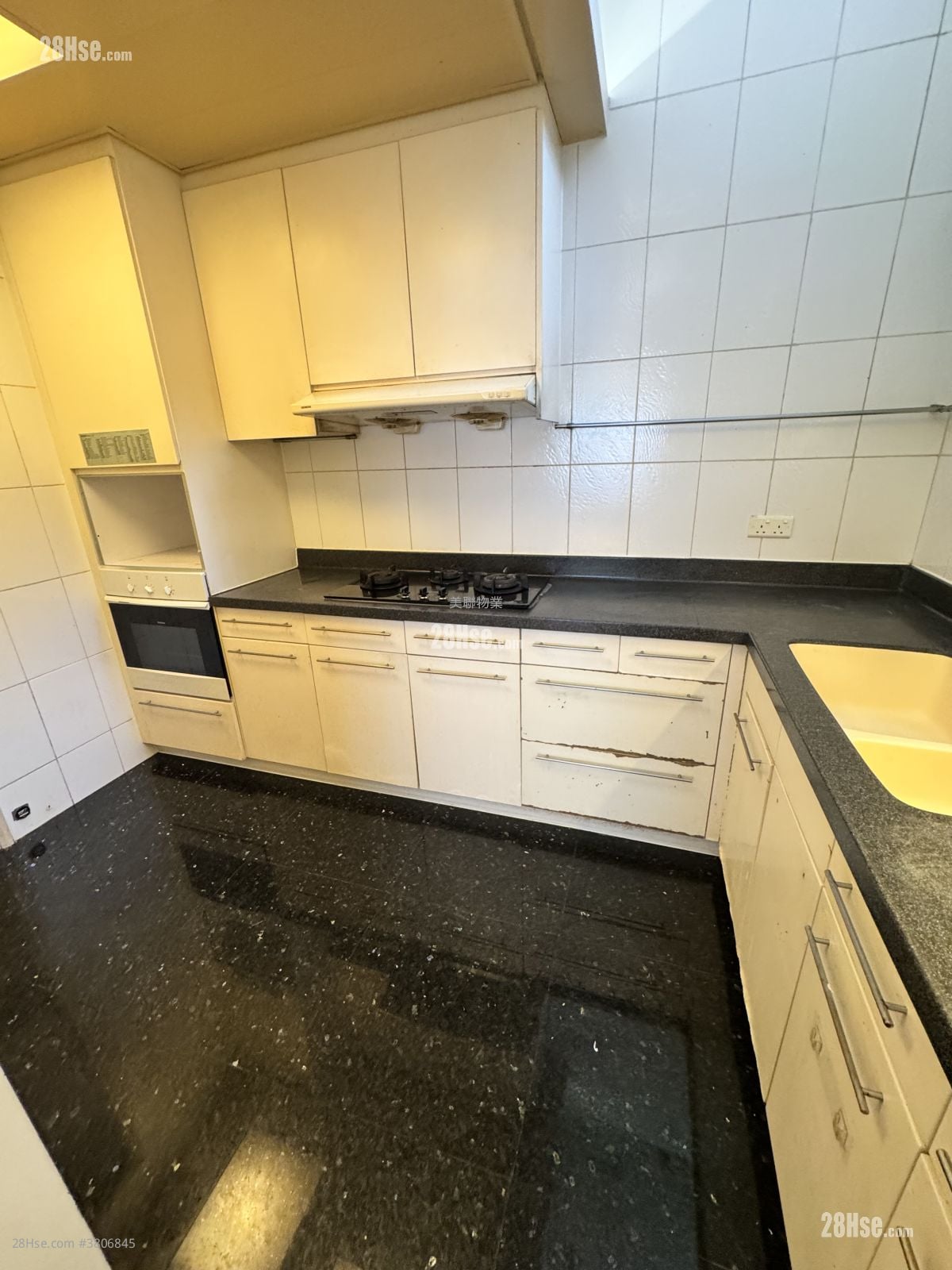 Aqua Blue Sell 4 Bedrooms 2,205 ft²