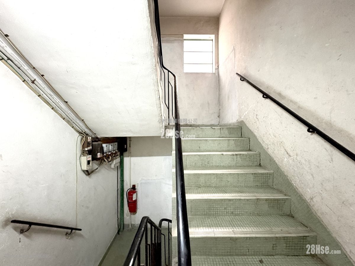 大厦入口: 高街81-85号 租盘 2 房 , 1 浴室 470 平方尺