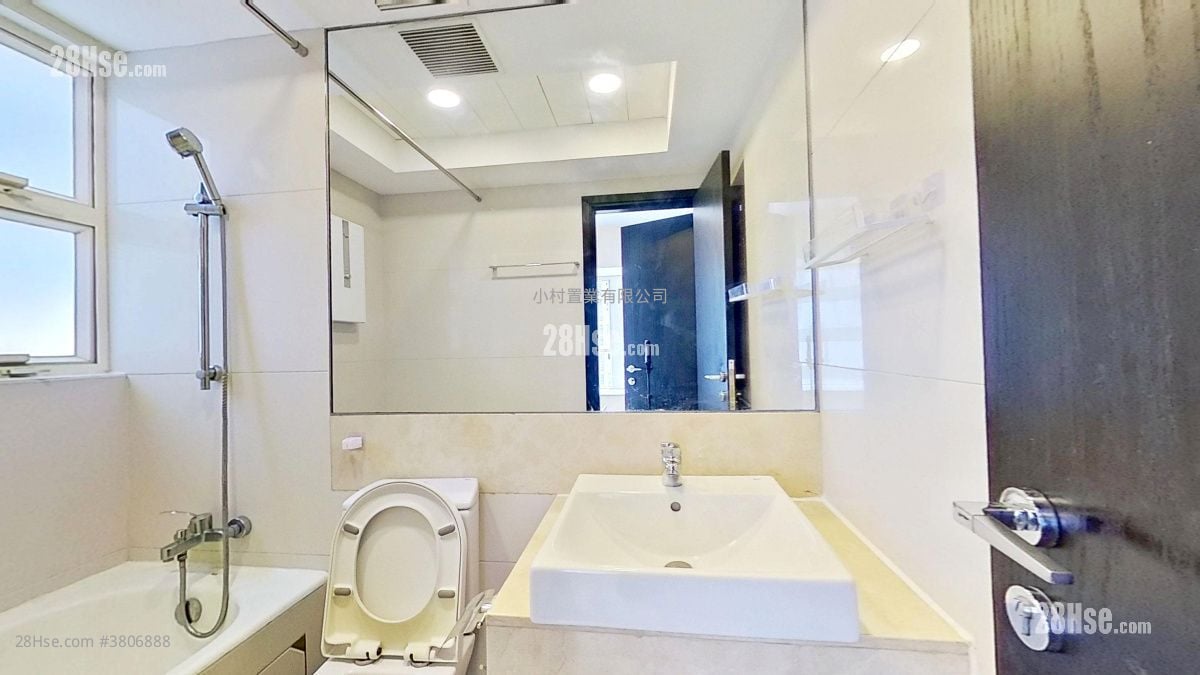 bathroom: The Icon Rental 1 Bedroom , 1 Bathroom 452 ft²