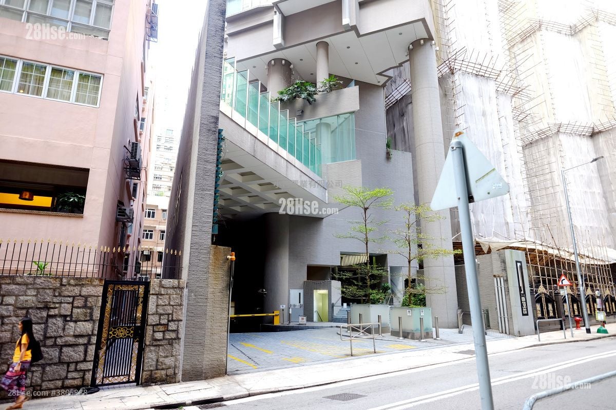 main door: The Icon Rental 1 Bedroom , 1 Bathroom 452 ft²