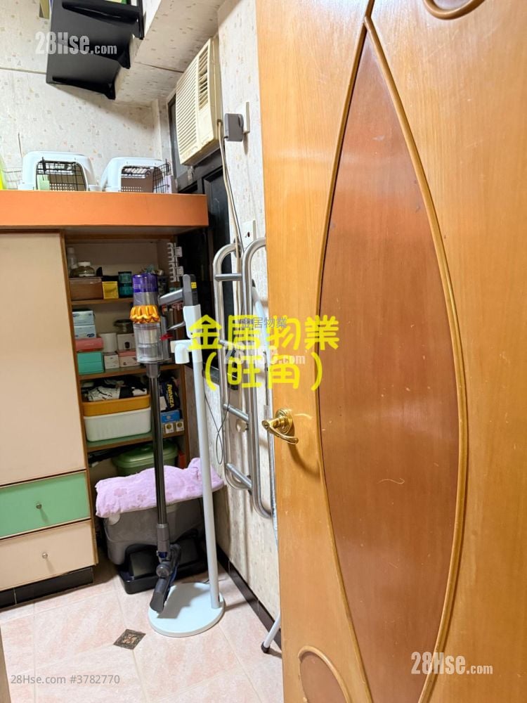 Tak Bo Building Sell 2 Bedrooms , 1 Bathroom 407 ft²