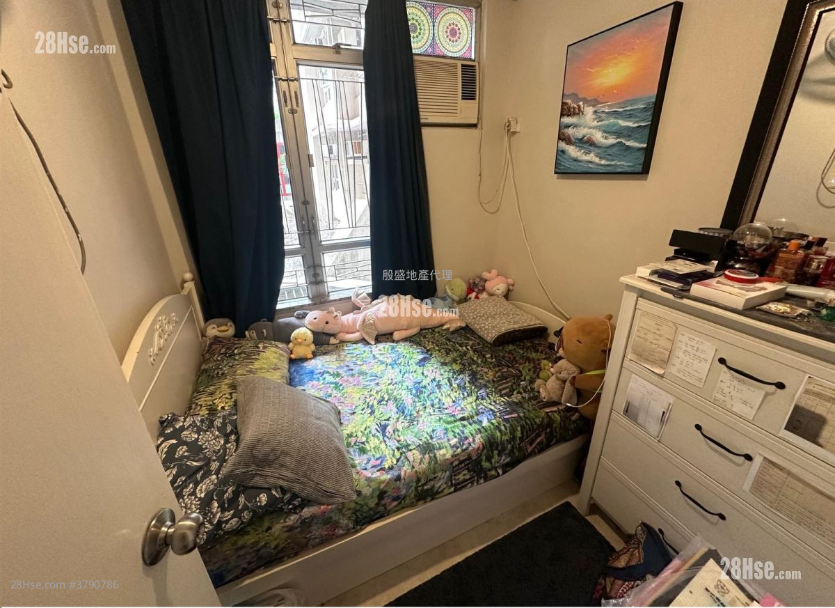 Yu Tung Court Sell 3 Bedrooms , 1 Bathroom 646 ft²