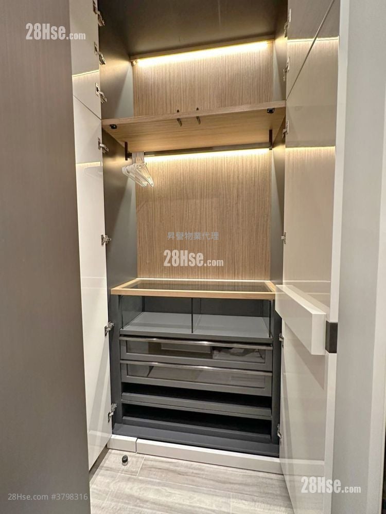 The Vantage Rental Studio , 1 Bathroom 196 ft²