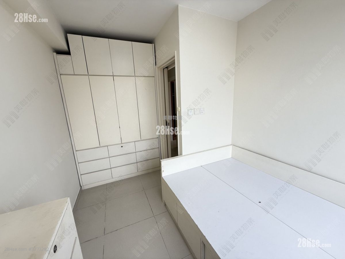 Kornhill Sell 3 Bedrooms , 1 Bathroom 594 ft²