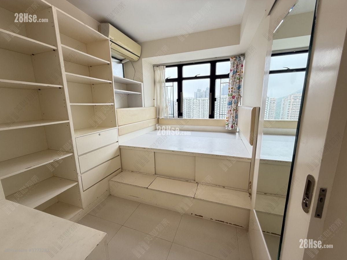 Kornhill Sell 3 Bedrooms , 1 Bathroom 594 ft²