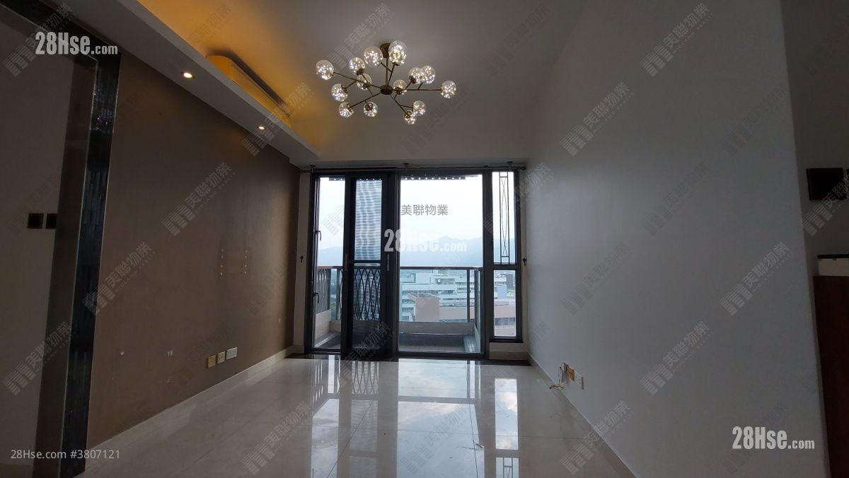 living room: Emerald Green Rental 3 Bedrooms , 2 Bathrooms 822 ft²