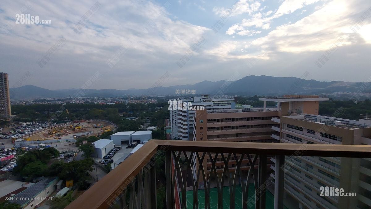 living room: Emerald Green Rental 3 Bedrooms , 2 Bathrooms 822 ft²