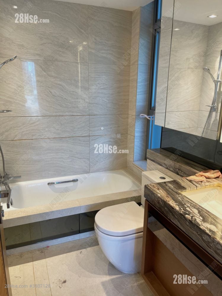 浴室: 峻峦 售盘 2 房 , 1 浴室 490 平方尺