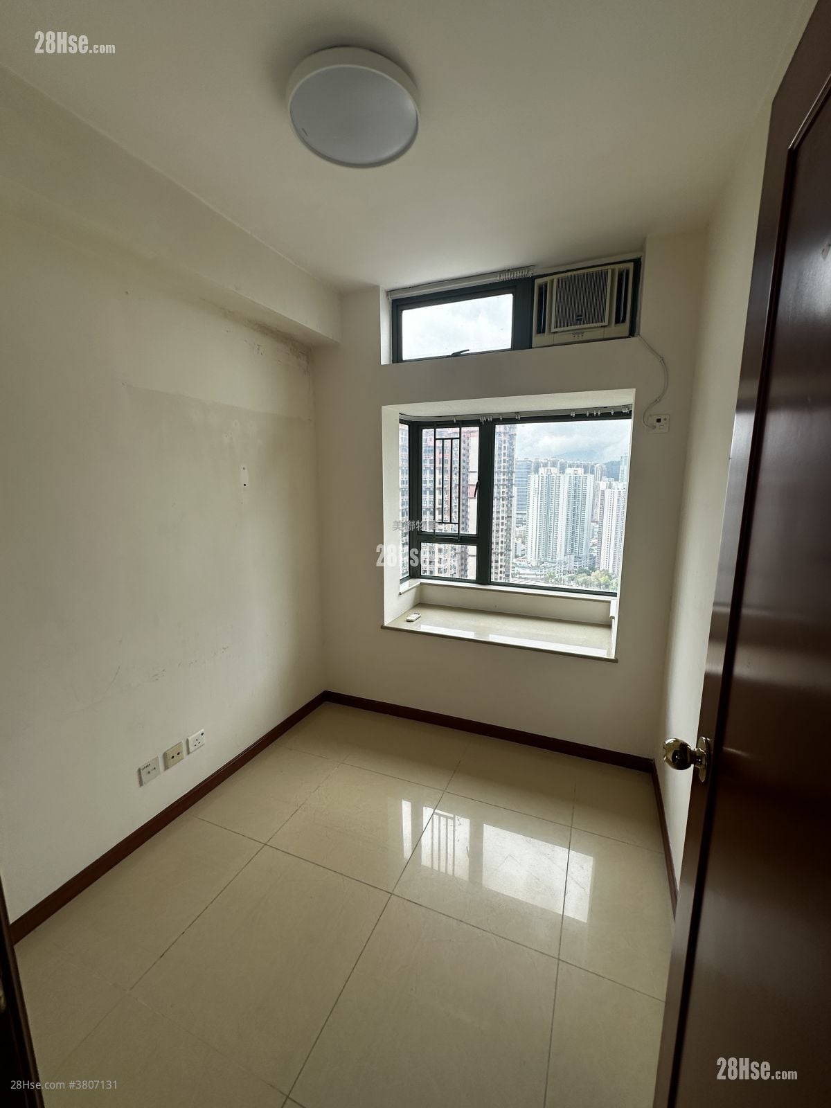 蔚蓝湾畔 售盘 4 房 , 2 浴室 850 平方尺