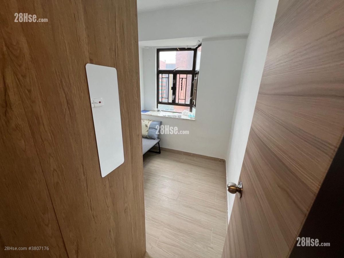 Wai Wah Centre Rental 2 Bedrooms , 1 Bathroom 358 ft²
