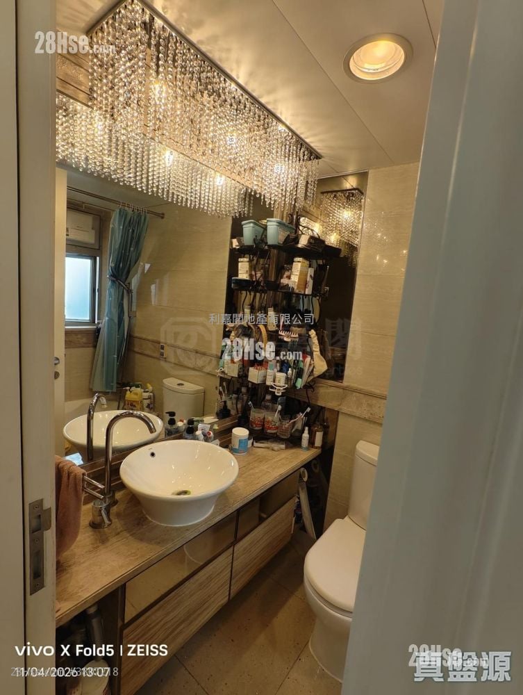 Uptown Sell 3 Bedrooms , 2 Bathrooms 756 ft²