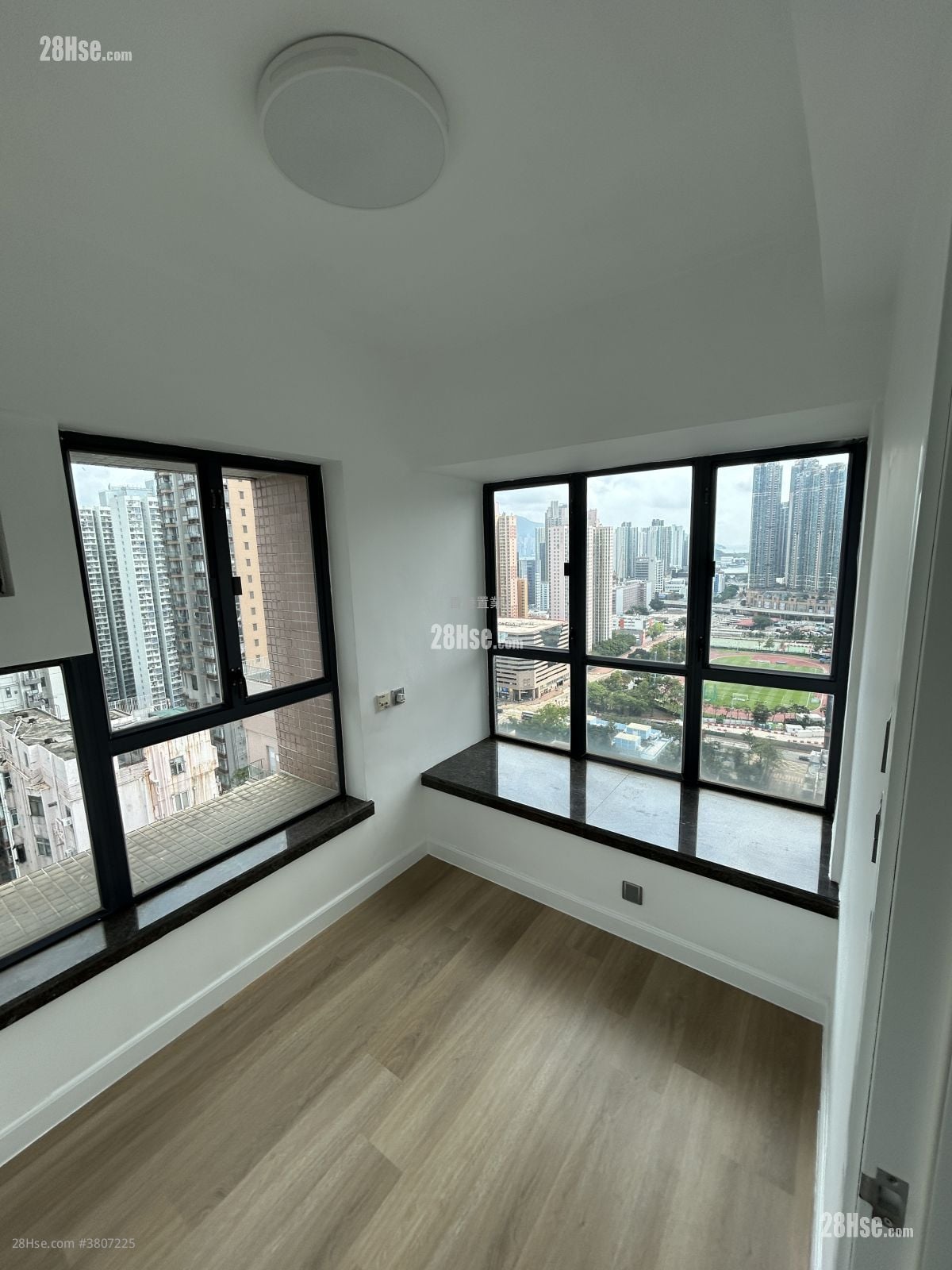 富华广场 售盘 2 房 339 平方尺