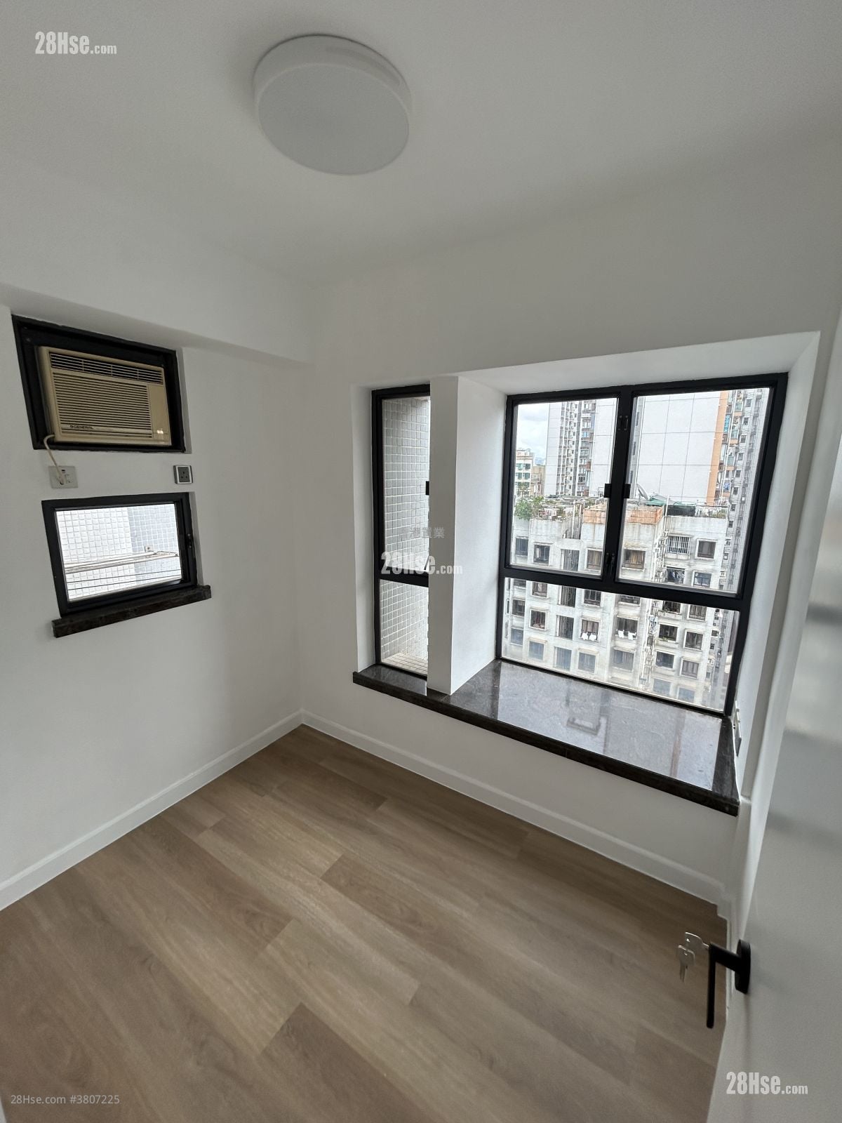 富华广场 售盘 2 房 339 平方尺