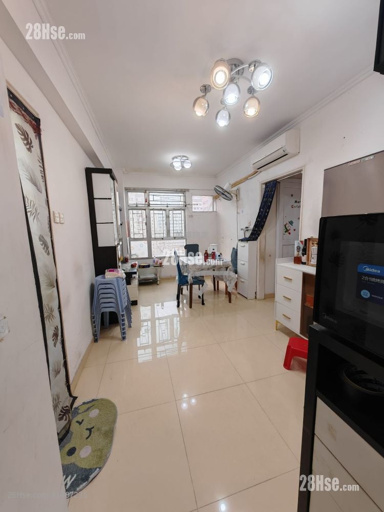 living room: Hong Lok Square Sell 2 Bedrooms , 1 Bathroom 396 ft²