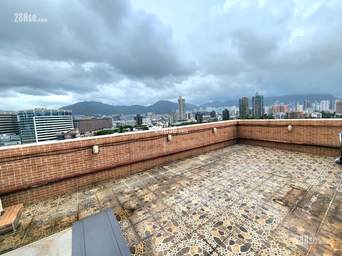 天台: 嘉丽园 售盘 3 房 , 2 浴室 1,227 平方尺