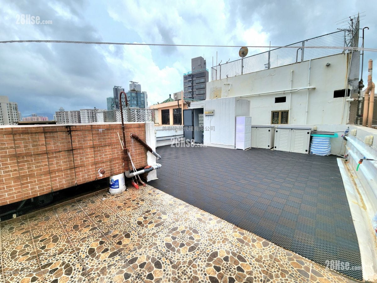 天台: 嘉丽园 售盘 3 房 , 2 浴室 1,227 平方尺