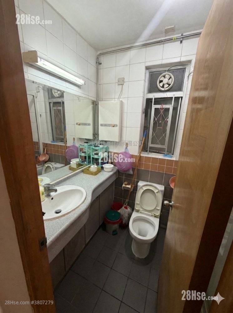 Ching Wang Court Sell 3 Bedrooms , 1 Bathroom 650 ft²