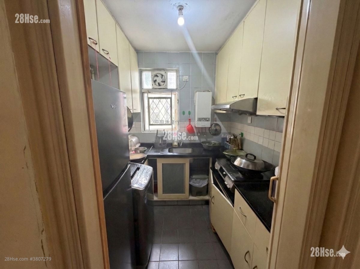 Ching Wang Court Sell 3 Bedrooms , 1 Bathroom 650 ft²