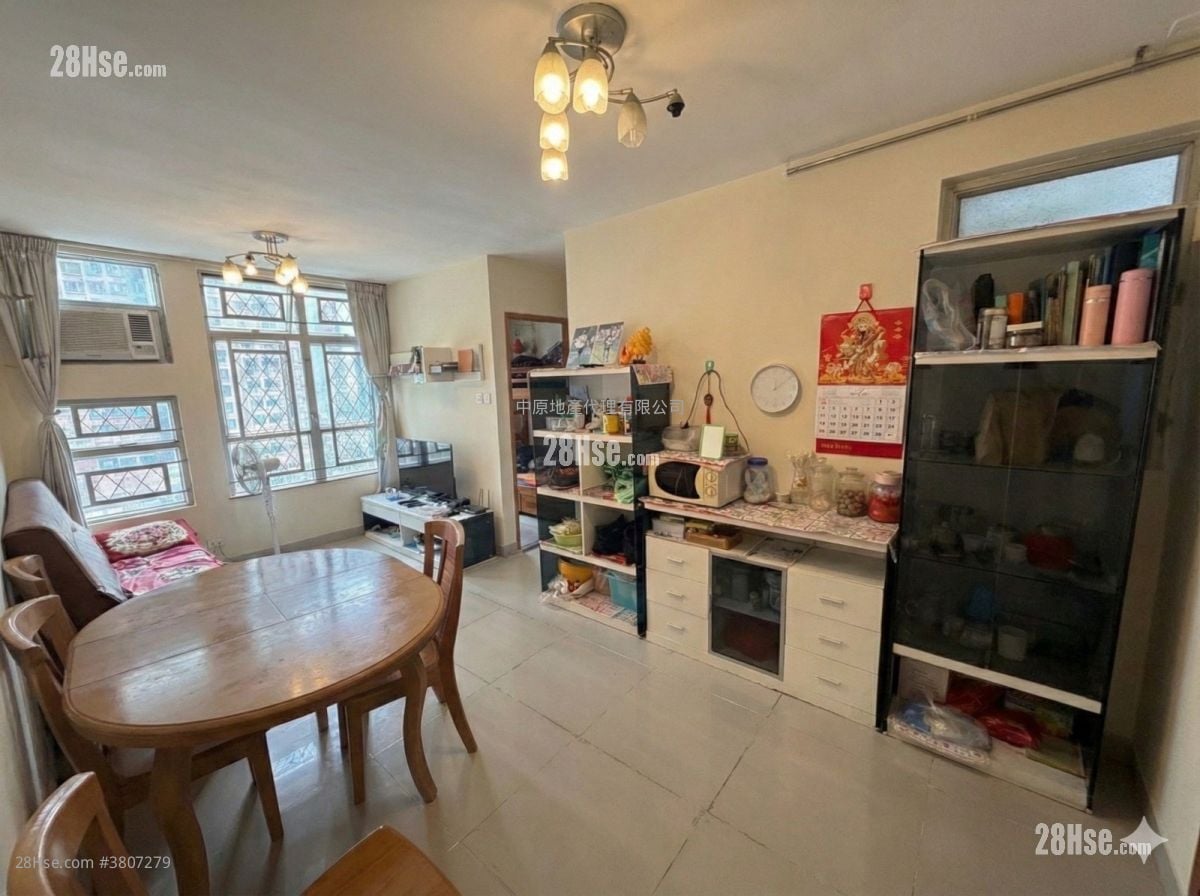 Ching Wang Court Sell 3 Bedrooms , 1 Bathroom 650 ft²