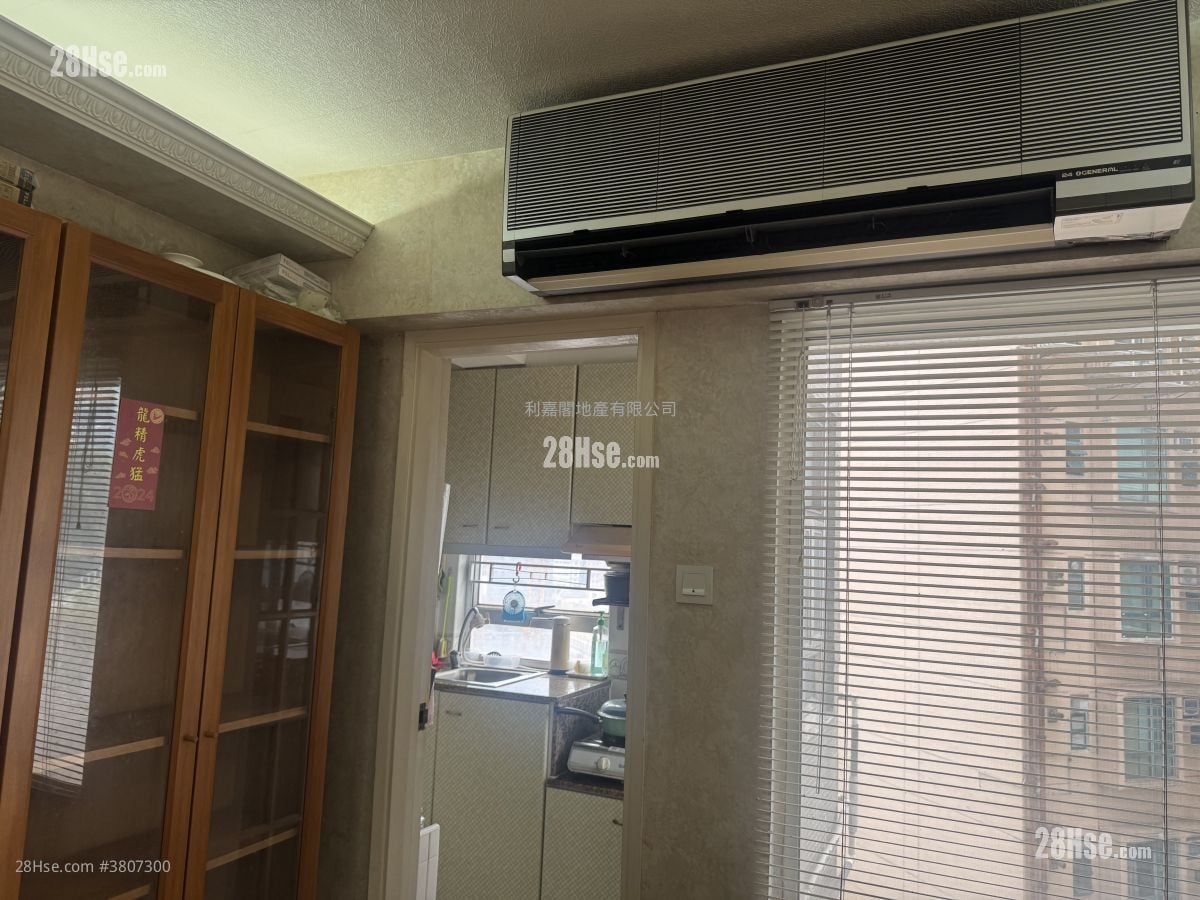 Caroline Height Sell 3 Bedrooms , 2 Bathrooms 750 ft²