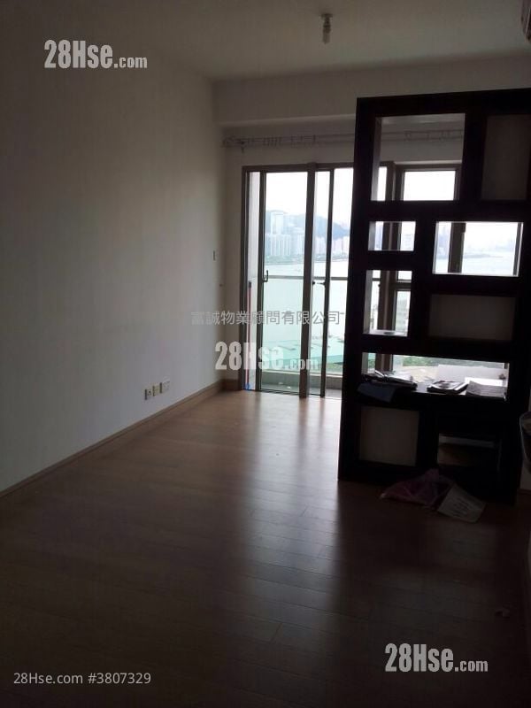 The Spectacle Sell 544 ft²