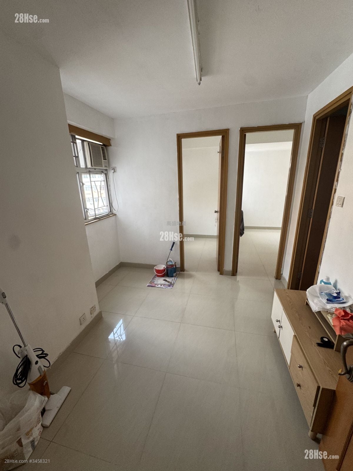 Manor Centre Rental 2 Bedrooms , 1 Bathroom 310 ft²