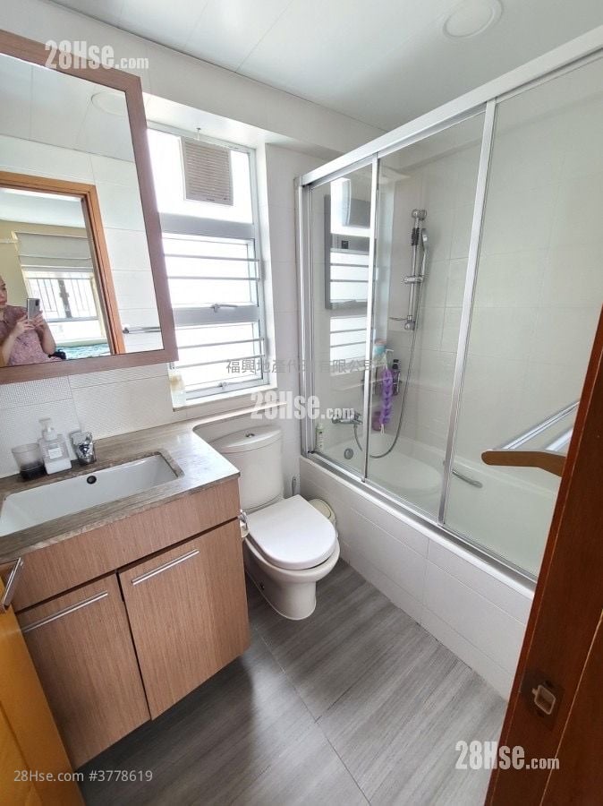 Whampoa Garden Sell 4 Bedrooms , 2 Bathrooms 771 ft²