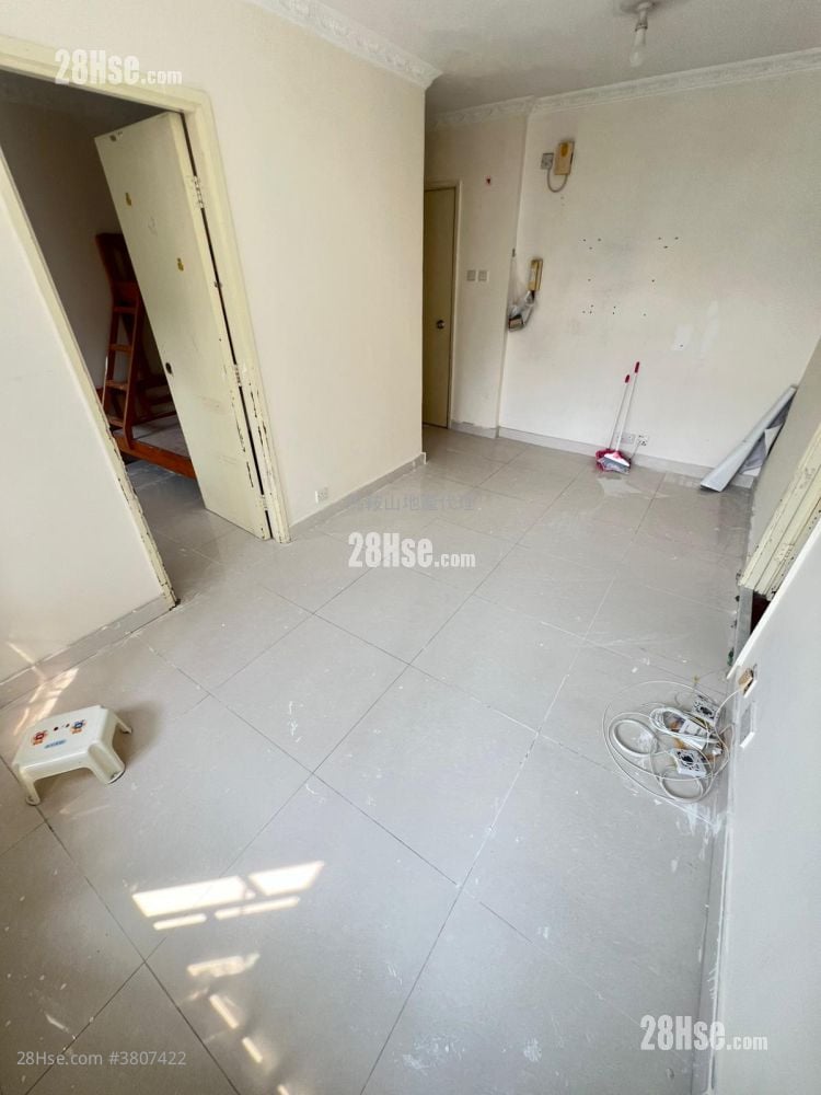 Kam Lung Court Sell 2 Bedrooms , 1 Bathroom 401 ft²