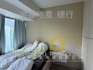 The Forest Hills Sell 439 ft²