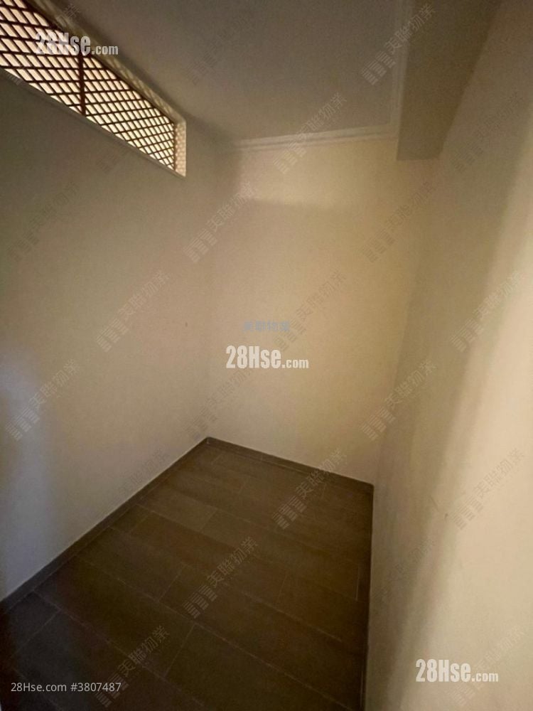 Siu Hong Court Sell 3 Bedrooms 553 ft²