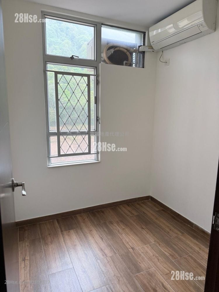 Tsz Oi Court Sell 3 Bedrooms , 1 Bathroom 650 ft²
