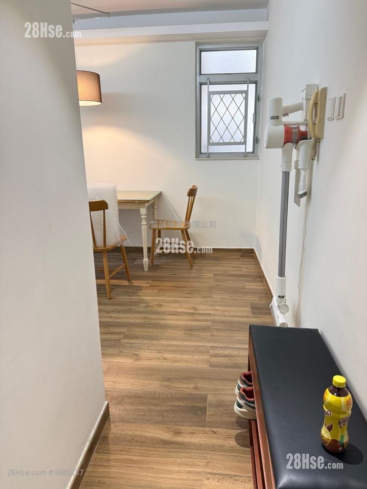 Tsz Oi Court Sell 3 Bedrooms , 1 Bathroom 650 ft²