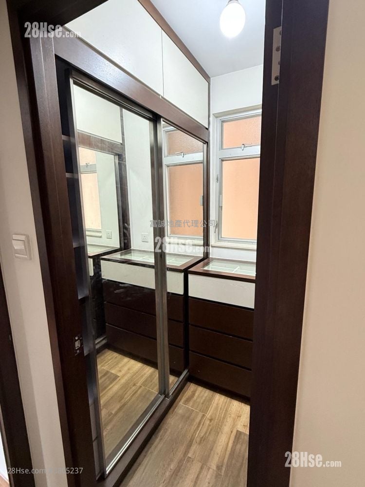 Tsz Oi Court Sell 3 Bedrooms , 1 Bathroom 650 ft²