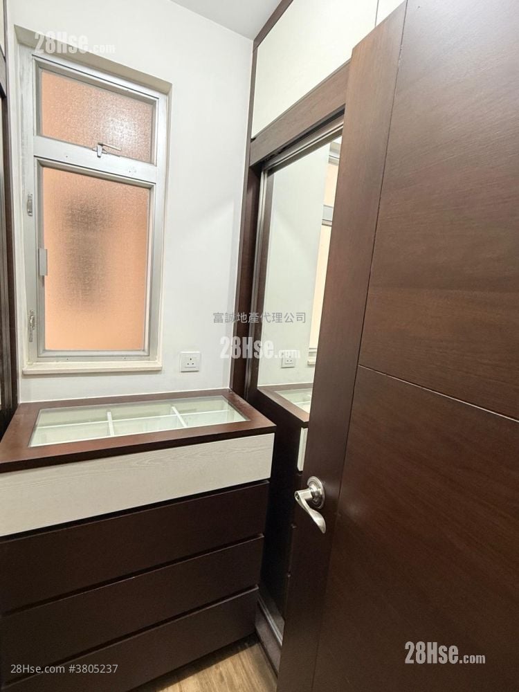 Tsz Oi Court Sell 3 Bedrooms , 1 Bathroom 650 ft²