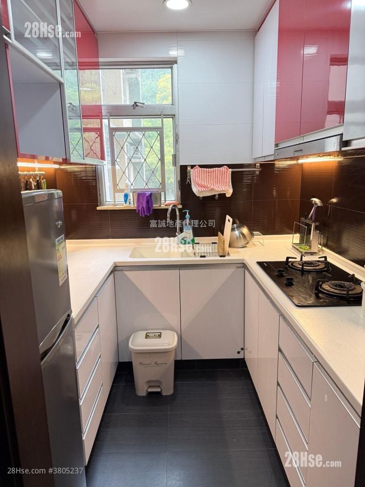 Tsz Oi Court Sell 3 Bedrooms , 1 Bathroom 650 ft²