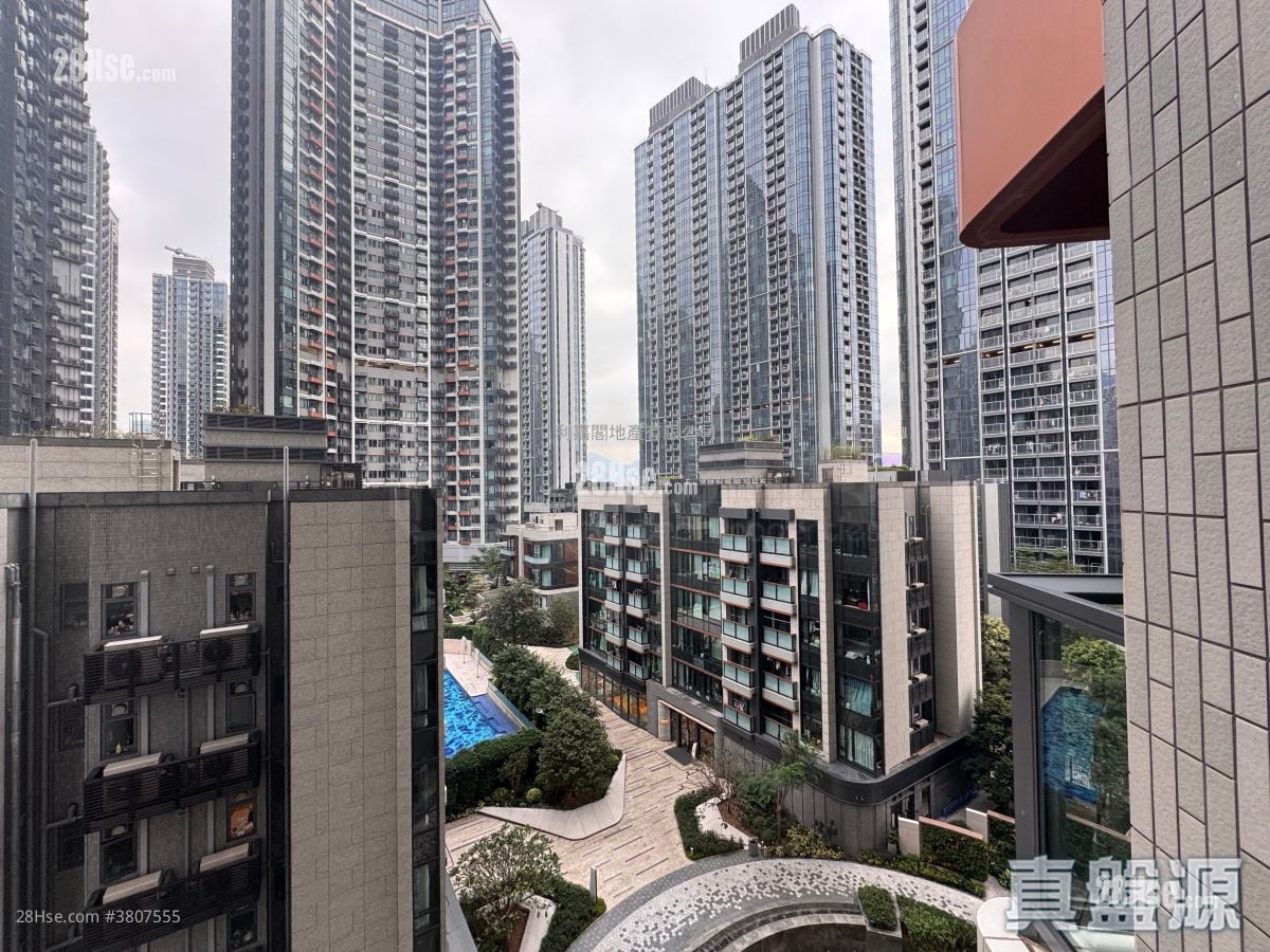 K. Summit Sell 3 Bedrooms 766 ft²