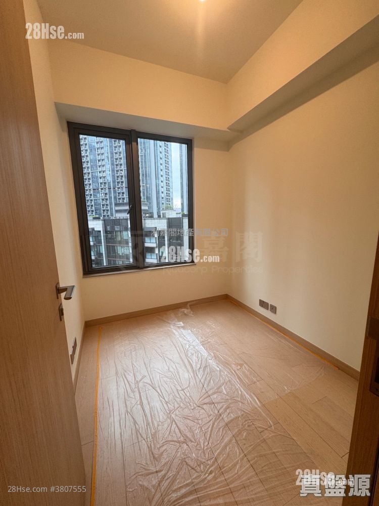 K. Summit Sell 3 Bedrooms 766 ft²