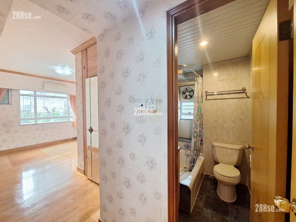 Devon Court Sell 3 Bedrooms , 2 Bathrooms 1,270 ft²