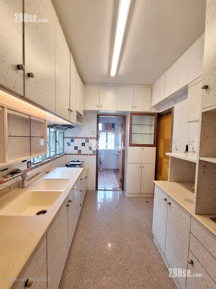 Devon Court Sell 3 Bedrooms , 2 Bathrooms 1,270 ft²