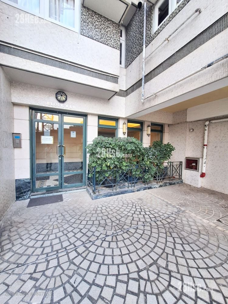 Devon Court Sell 3 Bedrooms , 2 Bathrooms 1,270 ft²